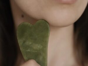 POLEMIKA. Jadeitowa płytka gua sha do masażu twarzy.