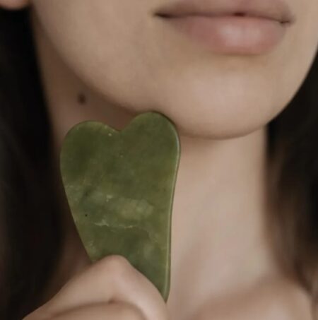 POLEMIKA. Jadeitowa płytka gua sha do masażu twarzy.