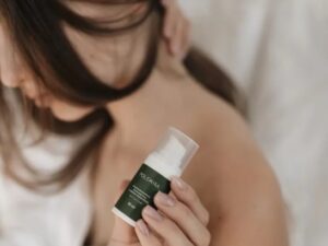 POLEMIKA. Przeciwstarzeniowy krem pod oczy z efektem rozświetlenia