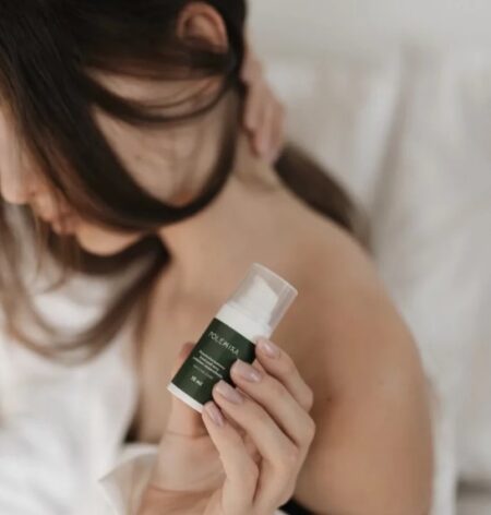 POLEMIKA. Przeciwstarzeniowy krem pod oczy z efektem rozświetlenia